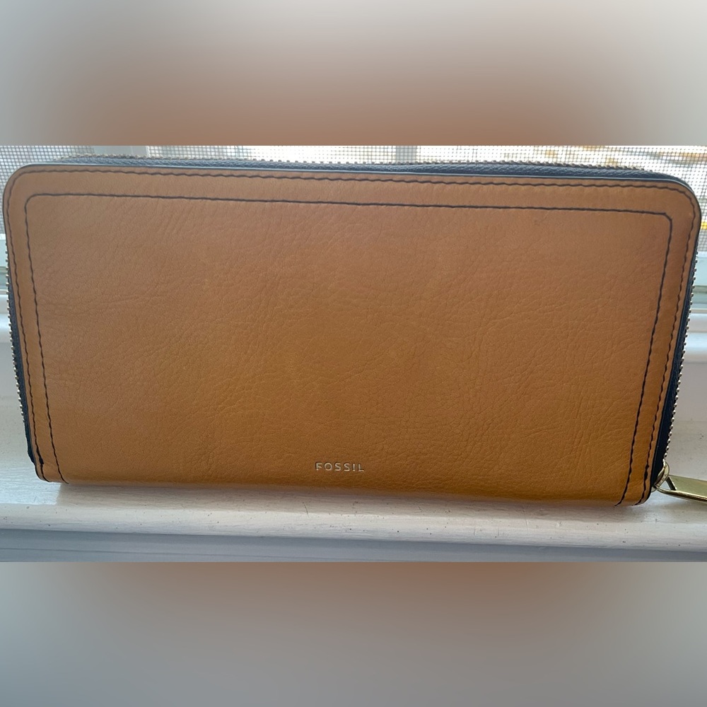 FOSSIL wallet.